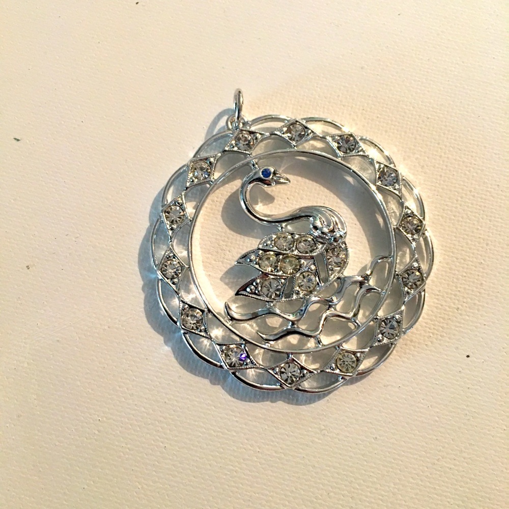 Swan crystal pendant